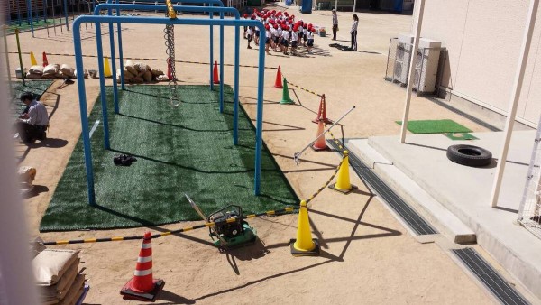 小学校遊具下に人工芝を敷設しています♪ 　 ～神戸市高羽小学校～サムネイル