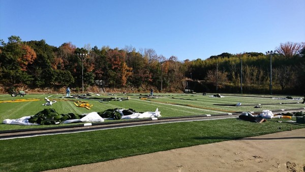 サッカークラブの練習場に人工芝を敷設しています～愛知県ＦＣマルヤス岡崎練習グランド～サムネイル