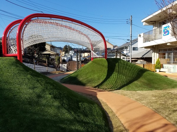 幼稚園の園庭・築山に人工芝を。　　～東京都内保育園～サムネイル