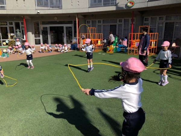 安全性に優れた人工芝の上で　～神奈川県　横須賀若葉幼稚園～サムネイル